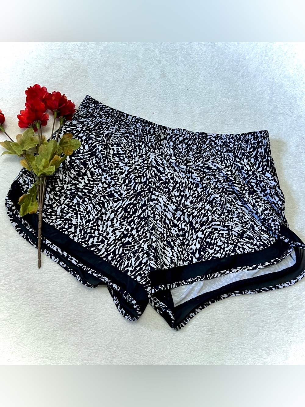 Athleta Printed Mesh Racer Run 4" Shorts - Medium (30")